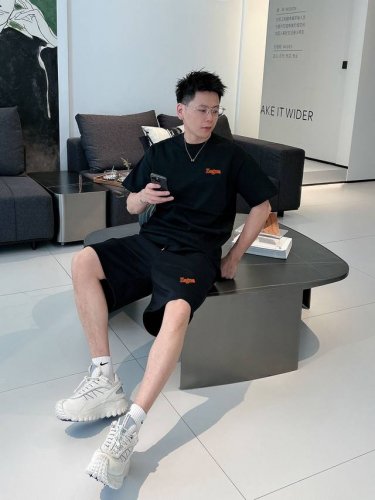 杰尼亚 独家专供新款潮男时尚圆领短袖短裤套装 潮流时尚休闲短袖套装 透气舒适度高 细节无可挑剔 品牌元素设计理念 体现高品质 呈现休闲裁剪 上身版型超赞 码数