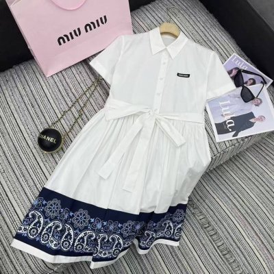 强烈推荐 25年早春夏系列 Miu*新款翻领短袖衬衫连衣裙 下摆印花设计 字母标点缀 Sml