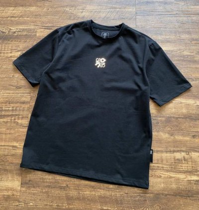 上新 On昂跑 X Loewe 联名款 Active 轻质纹理科技面料圆领套头短袖T恤 男女同款！！ 主打高性能运动科技 + 高级时装美学的融合，属于男女同款的