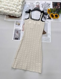 Celine 夏威夷度假镂空钩花凯旋门针织吊带连衣裙 定制的纱线 手工勾花 胸前凯旋门刺绣极具辨识度 多样身材都能驾驭 短款版型真的显比例 清新中略带一丝纯欲氛