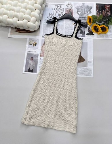Celine 夏威夷度假镂空钩花凯旋门针织吊带连衣裙 定制的纱线 手工勾花 胸前凯旋门刺绣极具辨识度 多样身材都能驾驭 短款版型真的显比例 清新中略带一丝纯欲氛