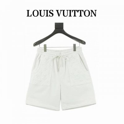 Louis Vuitton 路易威登 满印口袋老花短裤 Monogram 以活力运动剪裁解构满印元素设计。口袋暗纹老花皮头点缀，搭配正面斜插贴袋和弹力下摆。Mo