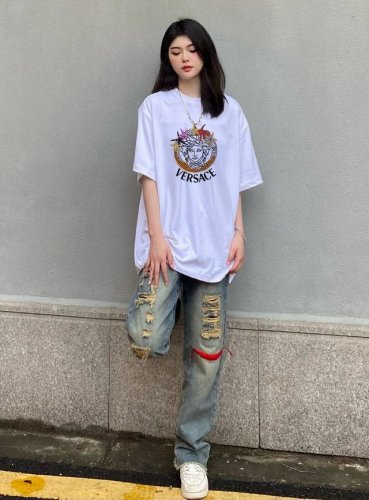 上新！范思哲经典短袖T恤，标志Logo极简的设计转化为服装语言，就如这件基础短袖T恤，有着极其细腻的面料质感，平淡中无处不透入极简高级质感！ 简单、个性、品牌辨