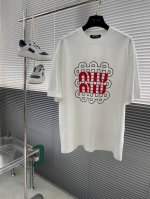 Miu Miu 2025Ss春夏最新款圆领时尚短袖T恤，官网同步，专柜纯棉面料！贴肤舒适，耐看又好穿，经典简约Logo设计，原厂工艺一丝不苟，型男必备单品 码数