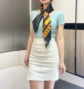 Chanel 90丝巾 新品 18Mm顶级真丝双面同色印花 这款丝巾设计大气 粗大的金属系链条配上独特的Logo 高级 高级 高级 上身使劲夸就完了 100%真
