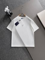 prada* 2025春夏款上新 原高版本 普拉达 面料采用270克高密度纯棉 不变形 不缩水 工艺介绍：双线走位 领口正中采用Prada高档皮表五金+凹凸压胶