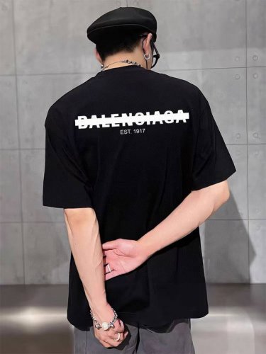 balenciaga巴黎世家前后字母胶带Logo男女同款情侣三色短袖 采用260克定制精梳棉 三针五线做工 领口包包边条 肩膀处内里带压条 做工面料细节都无法挑