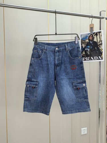 古奇。2025春夏最新推出男士牛仔短裤新品！重工水洗牛仔面料，定制面料和一般牛仔布料比起来，更加柔软舒适！超重工洗水工艺 双工艺洗水 整条裤子，手感舒适，细腻程