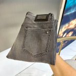 vers范思哲、2025春夏新品春装薄款牛仔裤，奢华感十足皮标五金，帅气高端轻奢经典修身小直筒版型裁剪设计男士板型，十足腔调，超有型，简洁舒适！触感细腻，厚度也