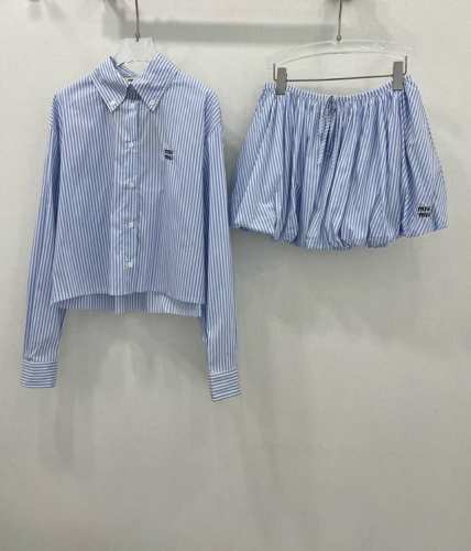miumi*25新款条纹套装 定制撞色翻领衬衫 经典刺绣Logo 搭配松紧双腰头短裤 极简主义风法式优雅的慵懒风，休闲又时髦！立体剪裁版版型可甜可盐减龄少女风。