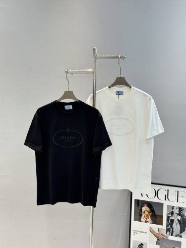 prad*普拉-达简约标识纯棉T恤.25Ss简约风系列！精致本色绣花工艺.采用280克纯棉面料.舒适透气～华美简约风格与精致魅力重释基础单品.原版定制.简约时尚