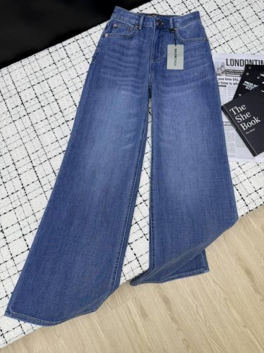 balenciag*25夏季新款 百搭不挑人长裤 后袋刺绣Logo 出镜率超高 百搭无烦恼 定制洗水牛仔面料 非常软糯 直筒裤型 藏肉显瘦 整个设计简约大气 推