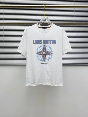 Lv2025夏季新款短袖T恤 个性艺术系列全网独家首发 百搭款细节处理完美纯棉面料十分精致 原版面料 网红明星同款高版本 高品质手感非常舒服 时尚又个性 超级百