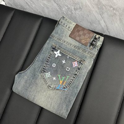 lv 2025春夏最新推出男士牛仔裤新品 重工水洗牛仔面料 定制面料和一般牛仔布料比起来 更加柔软舒适 超重工洗水工艺 双工艺洗水 整条裤子 手感舒适 细腻程度