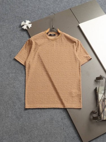 Fendi 芬迪微宽版型Xs-L 新款独家限定 25年最新最顶级 满印花Logo暗纹毛巾绣字母Logo 双袖后背格纹贴布 精美重工艺 280克洗水面料T恤作为奢