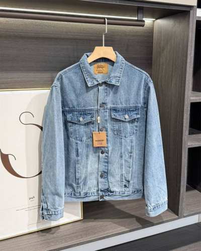 Burberry X Supreme 24Ss 巴宝莉联名战马牛仔外套上衣 不惜成本，第一时间购入原版Zp，只为给您带来原汁原味的潮流体验。采用100%纯棉斜纹