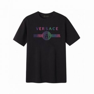 Versace 范思哲奢华炫彩美杜莎短袖T恤,简单的设计看起来特别大方 版型剪裁特别有讲究 上身很洋气显瘦内搭外穿都看高密针织圆领设计 平整简约 亲肤透爽 T恤