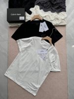 一盒两件！Ck Jeans25早春新款刺绣印花圆领纯棉短袖T恤 印花+刺绣一体的工艺，成本增加耗时耗力。 纯棉面料质感非常细腻 手感柔软平滑 弹性最好 穿着舒适