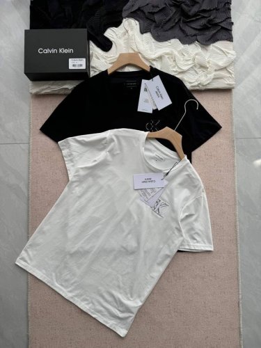 一盒两件！Ck Jeans25早春新款刺绣印花圆领纯棉短袖T恤 印花+刺绣一体的工艺，成本增加耗时耗力。 纯棉面料质感非常细腻 手感柔软平滑 弹性最好 穿着舒适