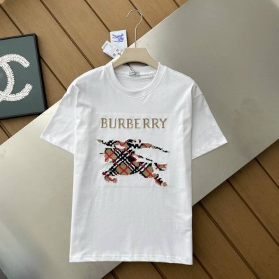 专柜还原顶级复刻版 Burberry巴宝莉战马T恤 英伦骑士精神与现代潮流的完美碰撞 作为百年英伦奢侈品牌的标志性单品 Burberry巴宝莉战马T恤以经典徽标