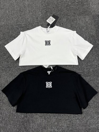 罗意威2025春夏新品上市时尚经典圆领短袖时尚单品设计，更加时尚舒适，高标准定制 客供辅料，客供进口高档面料质感非常细腻，细节工艺精湛考究，任何时装都可以搭配