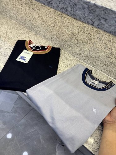 博柏利Burberry 2025新款T恤 谁的衣橱还缺这件Burberry战马T恤 我真的会伤心Ok 简约设计 经典战马刺绣 复古又高级 一上身 英伦氛围感直接