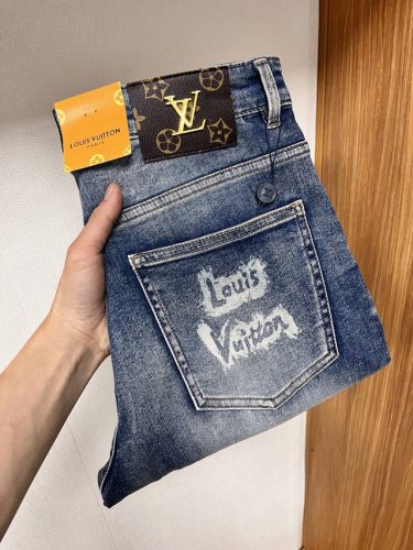 lv 2025春季新品 欧洲站男士商务休闲牛仔裤 当商务遇上休闲，当经典碰撞时尚，2025年春季，我们为您带来全新欧洲站男士商务休闲牛仔裤！ 精选高品质面料，柔