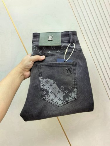 Lv。2025春夏最新推出男士休闲牛仔裤新品！重工水洗牛仔裤！定制面料和一般牛仔布料比起来，更加柔软舒适！超重工洗水工艺 双工艺洗水 整条裤子，手感舒适，细腻程
