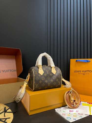 配折叠礼盒 Lv Speedy20枕头包 新款Speedy20，宝藏尺寸，因为20的尺寸不大也不小，容量也特别 对于嫌弃Speedy25太大，Nano16Cm