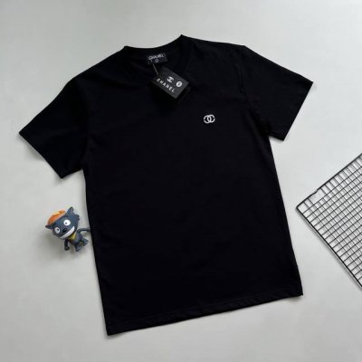 chanel 香奈儿25Ss刺绣Logo短袖！ 定制面料,手感柔软舒适，清爽透气，舒适性很好！ 胸前立体刺绣工艺,经典简约款型，时尚百搭款型！ 简单配色，简约不