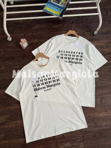 公司级Mm6 Maison Margiela 马吉拉 2025Ss 马赛克日历重构短袖T恤 300G双纱长绒棉胚 原生棉籽壳肌理 2Cm冰感索罗娜罗纹 10万转