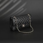 chanel香奈儿 Cf25荔枝纹牛皮黑色银扣腋下包单肩斜挎包 classic Flap是老佛爷在1983年对经典款2.55改版而来,此系列堪称香奈儿家的保值王