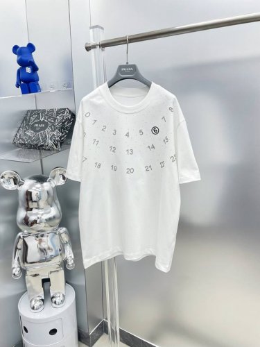 mm6 马吉拉 2025夏季新款日历 烫钻数字Logo短袖Tee 专柜同步有售，原单狠货，时尚 进口原版科技面料，上身舒适透气，原版定制五金辅料，上身帅气有型，