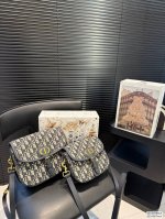 大号 小号 配飞机盒折叠盒子 Dior Bobby迪奥 蓝色 Obliaue 印花帆布精心制作，彰显高雅的轮廓与协调的比例。 饰以复古金色五金配件提升格调。 搭