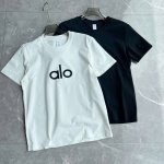 上新 Alo夏季女款百搭字母T恤 颜色:黑色，白色 尺码：M-2Xl 面料： %聚酯纤维 太百搭啦Alo字母短袖 Tee 真的爱了为夏天做足准备~ 简简约约才是