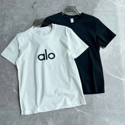 上新 Alo夏季女款百搭字母T恤 颜色:黑色，白色 尺码：M-2Xl 面料： %聚酯纤维 太百搭啦Alo字母短袖 Tee 真的爱了为夏天做足准备~ 简简约约才是