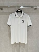 lv 商务休闲通勤款,渠道精品唯美主义的英式裁剪艺术尽显男士魅力风采. 25春夏 专属标识Polo衫短袖T恤 经典的翻领裁剪工艺从未停止.既不单调也不复杂,匠心