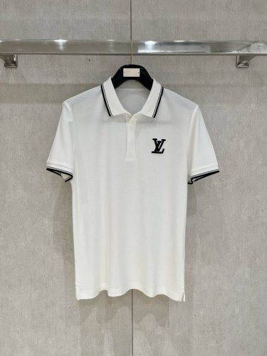 lv 商务休闲通勤款,渠道精品唯美主义的英式裁剪艺术尽显男士魅力风采. 25春夏 专属标识Polo衫短袖T恤 经典的翻领裁剪工艺从未停止.既不单调也不复杂,匠心