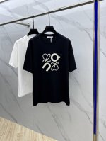 Loe*We 罗意*威 2025Fw春夏新品圆领打底外穿T恤，立体感Logo常规半袖纯棉打底T恤，棉，手感面糯有骨感，柔而有韧性。工艺处理，韧性和抗皱性能得到大