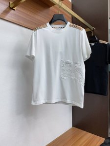巴宝莉 Ss新工艺Logo纯棉质阔版圆领男士短袖T恤 新季新推系列将标识巧妙融入设计 塑就一系列充满复古风情的运动风单品 在这款百搭T恤上 带着一丝怀旧意蕴的图
