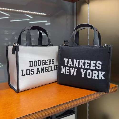 批 款号 135 韩国Mlb托特包 新款时尚字母休闲运动包包男女同款斜挎包 尺寸 22.5X10.5X18.5Cm 颜色 黑色 奶白