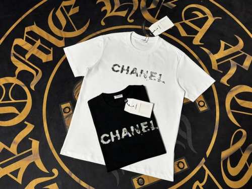 Chanel Logo精致升级，灵感源自八十年代复古 原版面料 官方同款 短袖T恤 定制面料 同缸染面料 手感非常舒服 春夏最新砖柜同步 时尚又个性 超级百搭