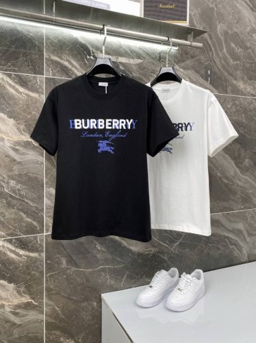 隔天到 Burberry 巴宝莉 高品质320克 重叠字母 战马印花 原版面料 官方同款 短袖T恤 同缸染面料 手感非常舒服 春夏最新砖柜同步 时尚又个性 超级