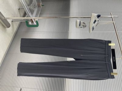 loro Piana 春夏季麻纹休闲裤 码数：M-Xxxl 长裤凝聚精裁工艺，以卓越非凡的版型和华贵创新的材质讲述传承与创新的故事。这款无褶长裤采用透气仿亚麻面