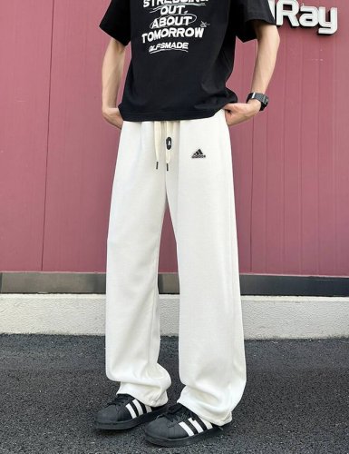 阿迪达斯Adidas绣花新款夏季新款休闲裤，2025年最新款海外官网卫裤，男女同款，小红书主播推荐，上身质感满满，版型立体，完美修饰腿型，可随意日常搭配，不费劲