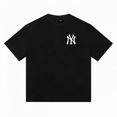 mlb-Ny 纽约1995泼墨限定短袖男女同款半袖T恤 面料采用230G双纱纯棉面料、经过高温预缩处理，配套同缸1X1螺纹，反复水洗不易变形。 定位裁剪、版型纯