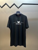 Versace 印花Logo短袖 定制臻品舒爽绵绸平纹，标志性Versace Logo点缀正面，展示1978标志如暗夜星芒，黑白相间，透露出低调而奢华的韵味 采