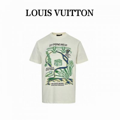 louis Vuitton 路易威登 25Ss 多元素印花短袖 采用细支数纱线织造，使得面料质地轻薄，透气性好，穿着舒适，经过精梳处理，去除杂质和短纤维，纱线品