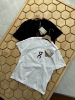 蛇年限定 On昂跑Club-T 2025春夏男女同款印花休闲T恤 On限定情侣款第一眼真的惊艳了，高级的烫金色昂跑标搭配上中国的新年红白配色，超级高级又时尚至此