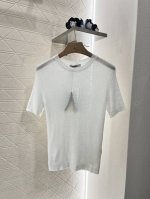 fend*2025新品上架 镂空字母针织短袖 定制Yb羊毛纱线织造 质感高级舒适 修身短袖剪裁 通体18针细腻针织 胸前居中以镂空设计装点标志性双F字母徽标图案